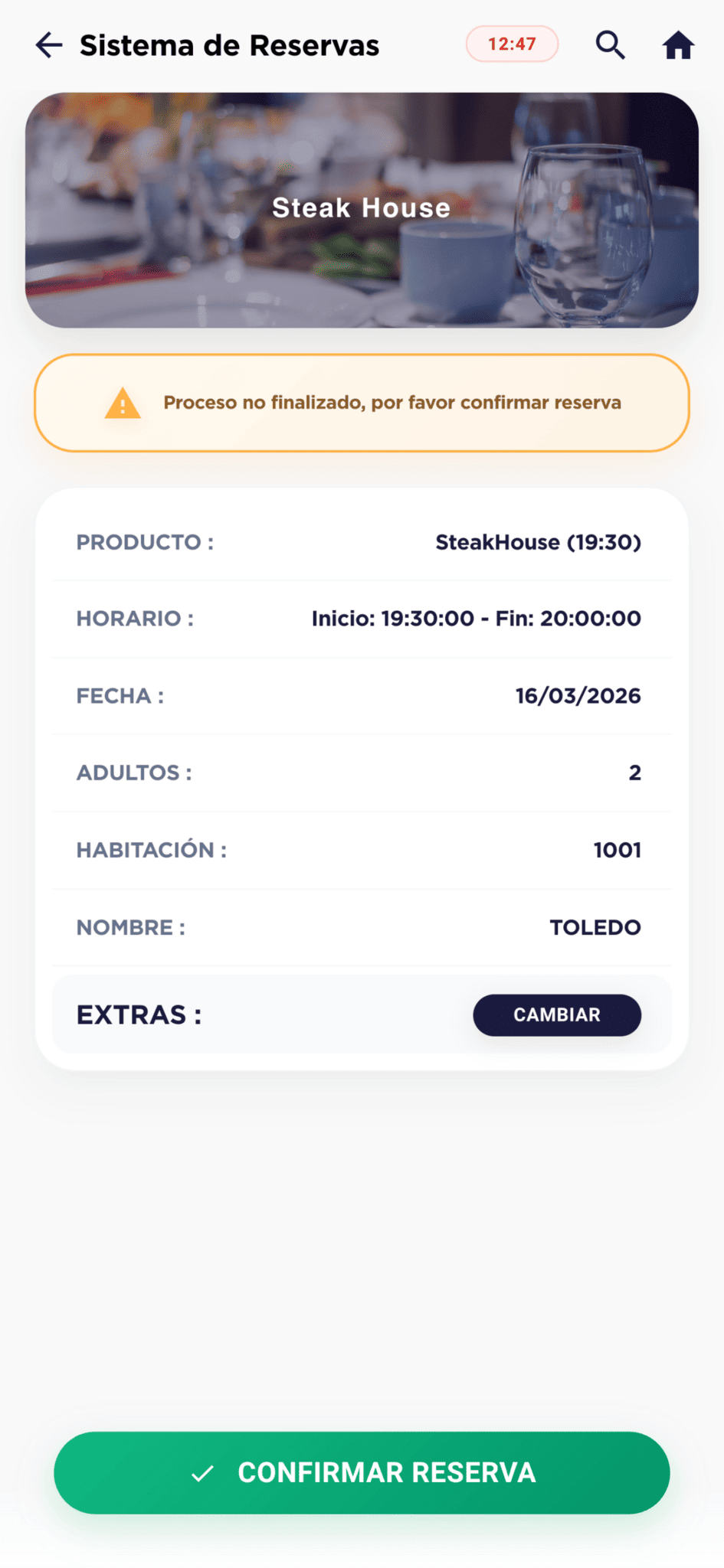 Resumen de reserva de restaurante con cortesías, upselling y detalles